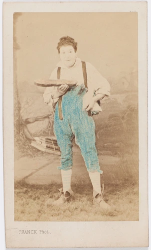 Franck - Paul Legrand en habit de scène (paysan), debout, tenant une tranche de ...