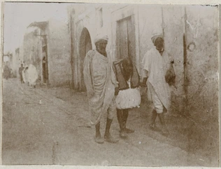 Henri Evenepoel - Deux hommes et un enfant dans une rue à Tunis