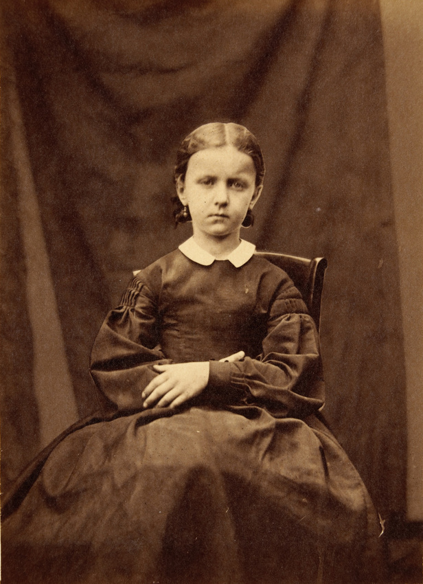 Achille Bonnuit - Petite fille assise bras croisés sur une chaise