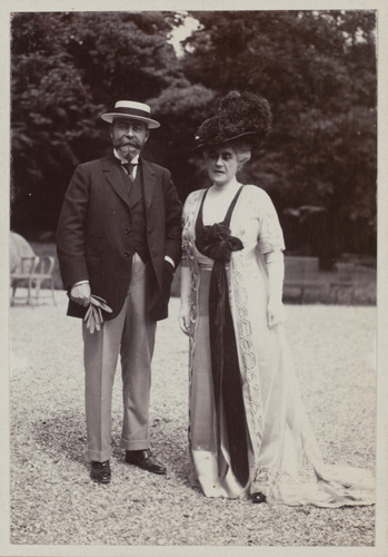 Anonyme - Couple dans un jardin