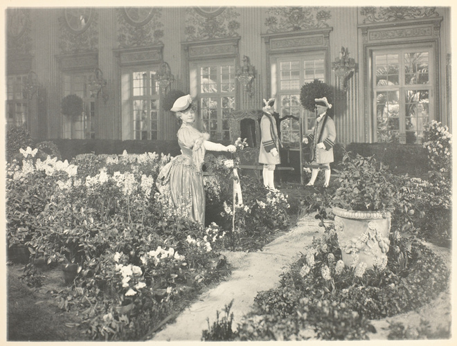 Joseph Byron - Portrait de l'actrice Réjane dans l'allée du jardin