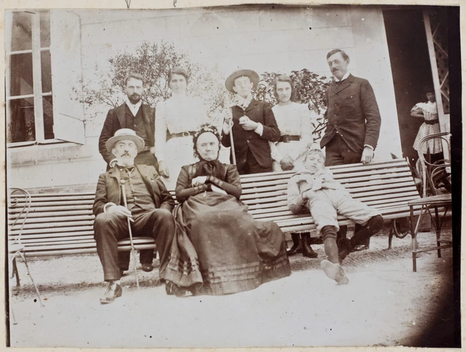 Anonyme - Trois personnes assises sur un banc, cinq autres debout derrière elles