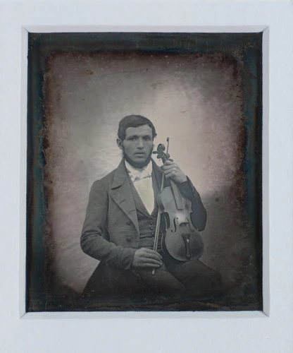 Homme assis tenant un violon - Antoine Claudet