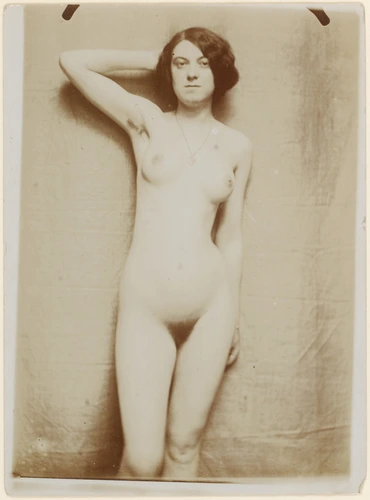 Femme nue debout de face, bras droit derrière la nuque, vue jusqu'aux  genoux - François-Rupert Carabin