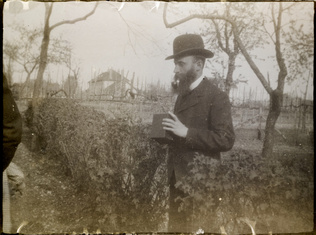 Pierre Bonnard - Vuillard tenant son appareil Kodak