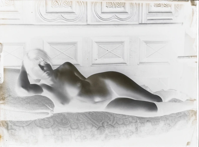 François-Rupert Carabin - Femme nue couchée de face sur le côté droit, la tête p...