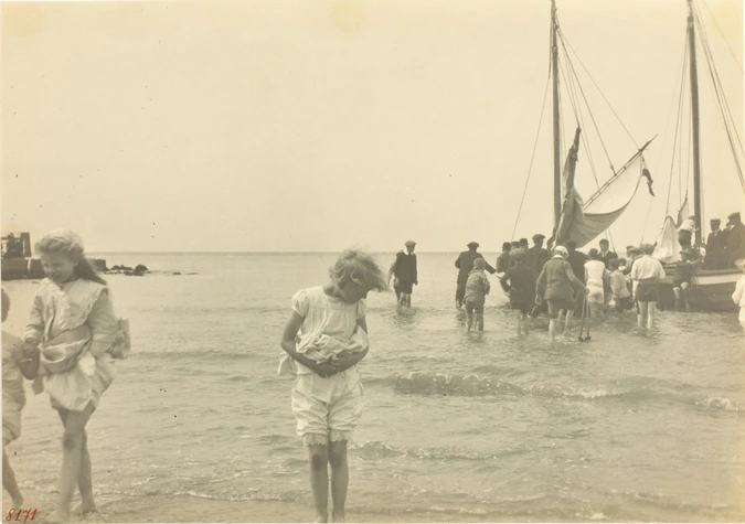 Scène de plage : jeunes filles au bord de l'eau, groupe de personnes montant dans un bateau - Anonyme