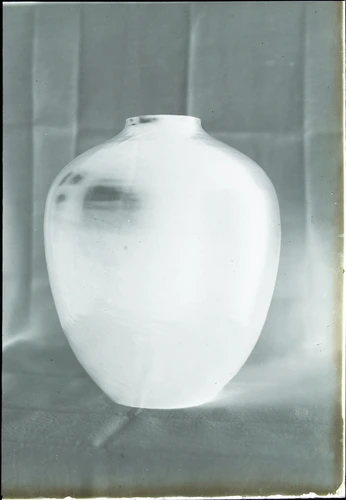 Auguste Delaherche - Vase présenté sur une table couverte d'un tissu