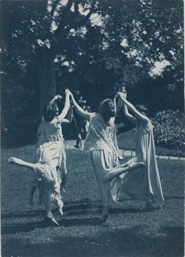 Quatre filles dansant dans un jardin - Frédéric Boissonnas