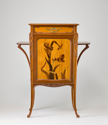 Eugène Belville - Cabinet sur quatre pieds moulurés