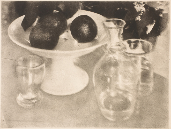Heinrich Kühn - Nature morte : verres et carafe