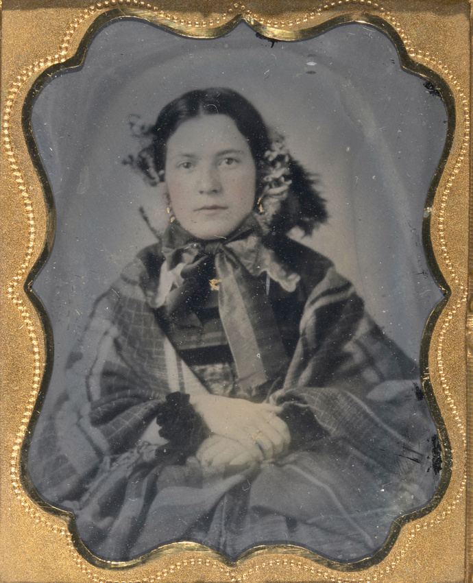 Anonyme - Portrait de jeune femme à mi-corps assise de face