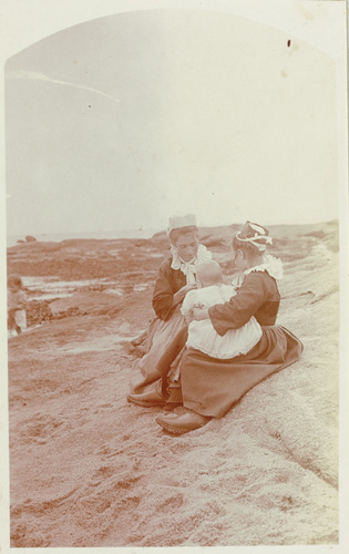 Charles Augustin Lhermitte - Concarneau, mère et son enfant et jeune bretonne su...