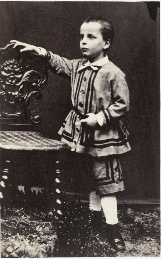 Achille Bonnuit - Petit garçon en pied, main droite posée sur une chaise