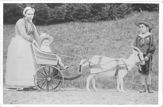 Anonyme - Femme avec deux enfants dans le jardin, au Plessis-Piquet