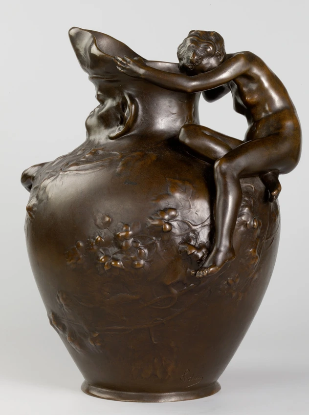 Auguste Ledru - Grande cruche à tête de vieillard, pleureuse et décor de houblon