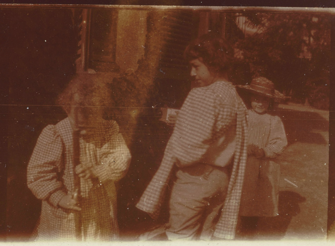 Pierre Bonnard - Robert tenant son fusil "Eureka", Charles de dos et Renée à l'a...