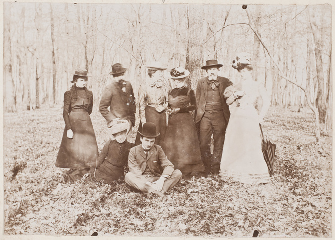 Anonyme - Huit personnes, dont six debout et deux assises, dans un bois. Parmi e...
