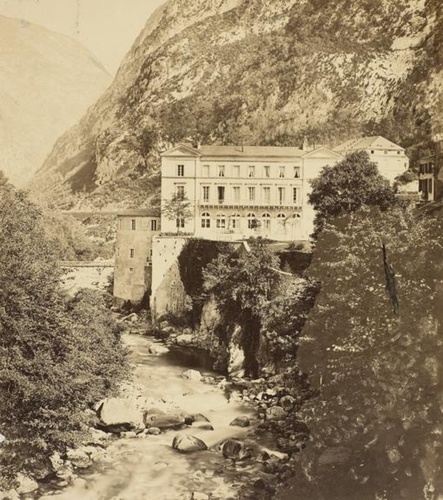 M. Pacault - Pyrénées, Eaux-Chaudes, grande façade de l'établissement