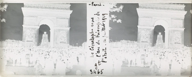 Le Cénotaphe sous l'Arc de Triomphe de l'Etoile, 14 juillet 1919, Paris - E. Serve-Louvat