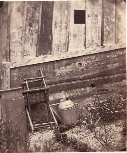 Achille Bonnuit - Vue d'un mur, vieille chaise, arrosoir