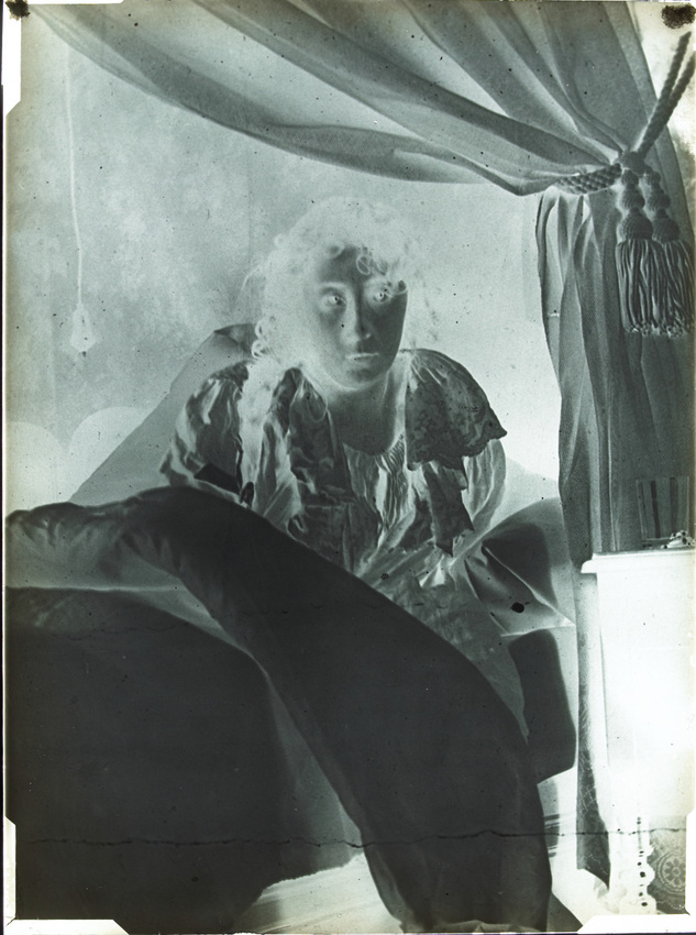 Anonyme - Femme en buste, dans un lit