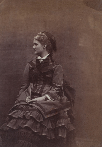 Anonyme - Femme assise de 3/4, tête de profil