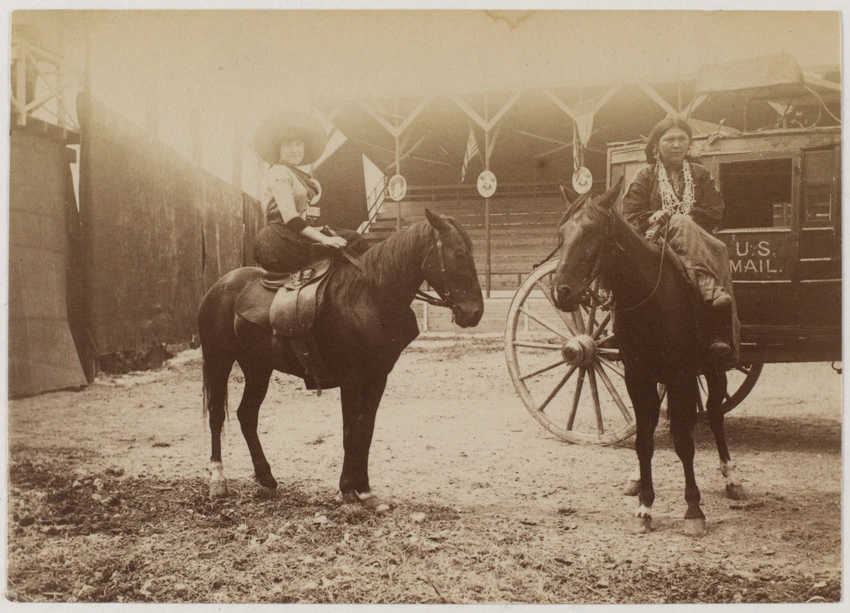 Albert Londe - Cow-girl et indienne à cheval, Buffalo Bill's Wild West Show, Por...