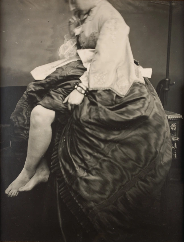 Virginia Verasis de Castiglione - La Comtesse de castiglione assise sur une tabl...