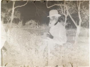 Pierre Bonnard - Vuillard tenant son appareil Kodak