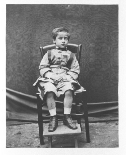 Achille Bonnuit - Petit garçon assis, pieds posés sur un tabouret