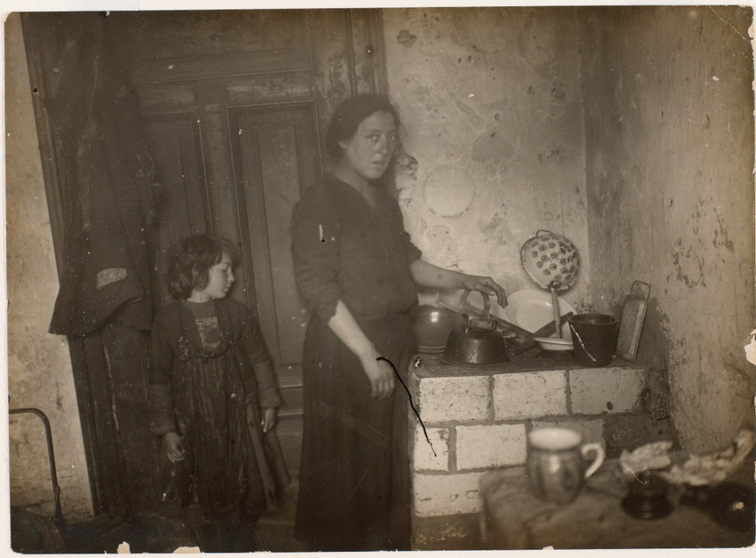 Anonyme - Femme et fillette dans un intérieur