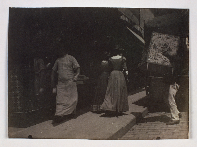 Henri Rivière - Personnages marchant dans une rue, à droite homme portant un fau...