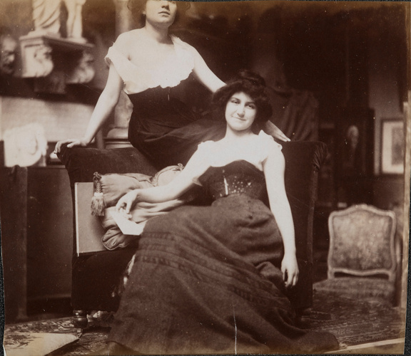 Jacques Lalaing de - Deux modèles féminins assis sur un fauteuil