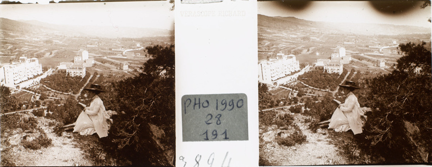 Anonyme - Jeune femme lisant et vue d'une vallée