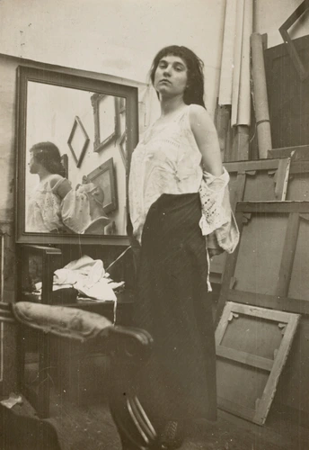 Modèle retirant sa blouse dans l'atelier parisien de Bonnard - Pierre Bonnard