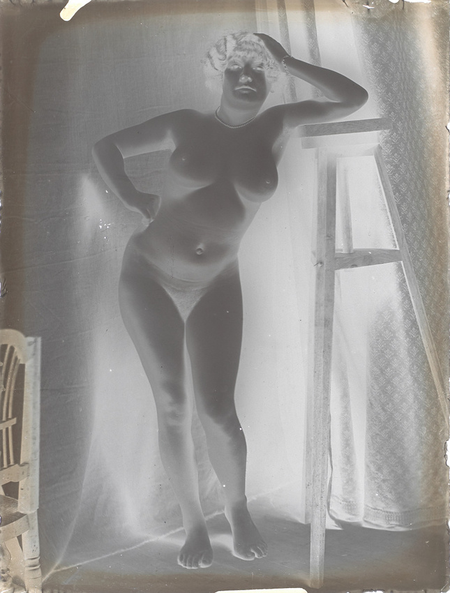 François-Rupert Carabin - Femme nue debout de face, accoudée