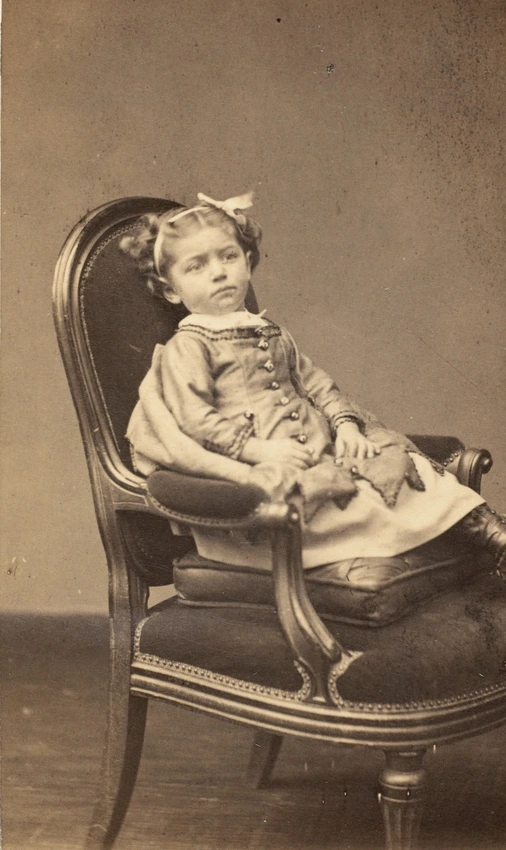 Pierre Lanith Petit - Claire Eiffel assise dans un fauteuil