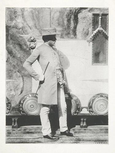 Anonyme - Héliogravure de Carlo Bugatti posant devant une armoire