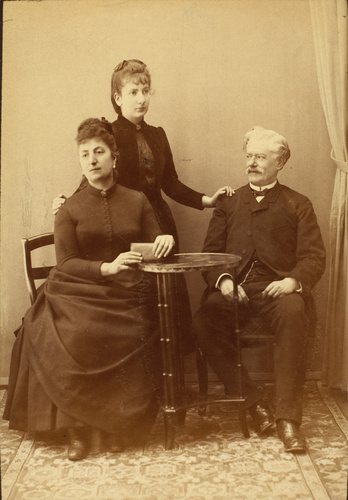 Anonyme - M. et Mme Drausin Salles assis autour d'une table et leur fille Fanny,...