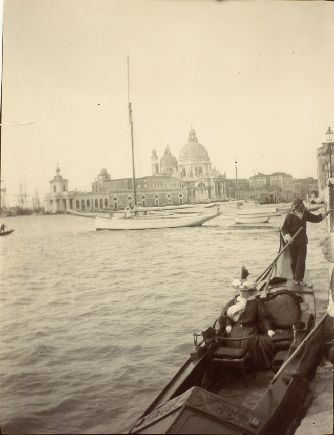René Lalique - Venise, Alice Lalique dans une gondole, avec au loin la Salute