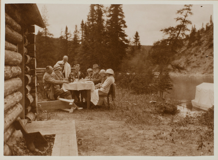 Anonyme - Anticosti, déjeuner devant la cabane
