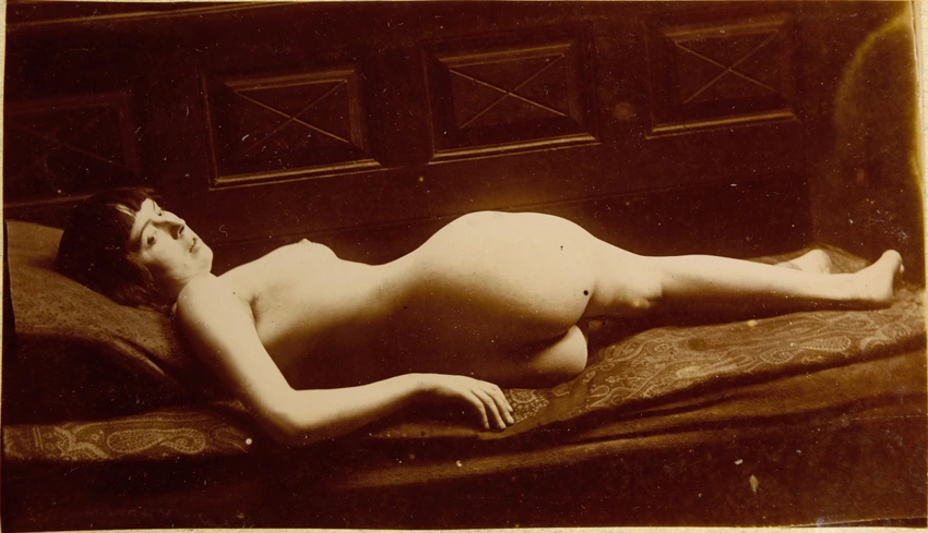 Femme nue couchée sur un lit - Centre Pompidou