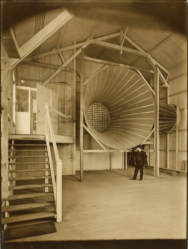 Jacques Boyer - M. Rith devant la soufflerie du Laboratoire Eiffel, Champ-de-Mar...