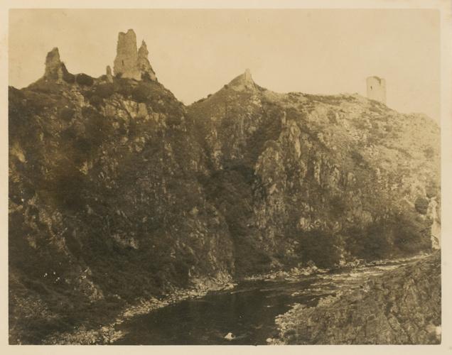 Paul Haviland - Ruines du château et une tour sur la colline, et un ruisseau, Cr...
