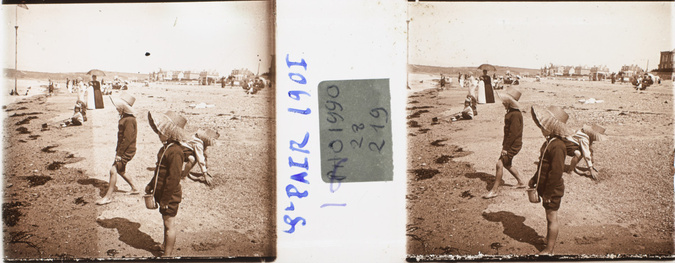 Anonyme - Enfants jouant sur la plage de Saint-Pair, 1901