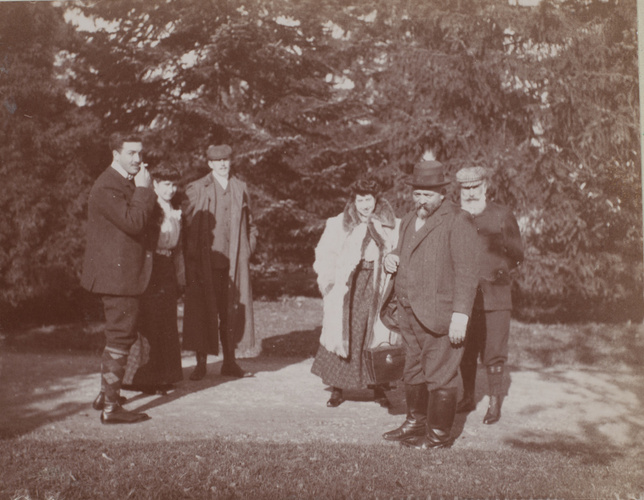 Anonyme - Un groupe d'hommes et de femmes dans un parc