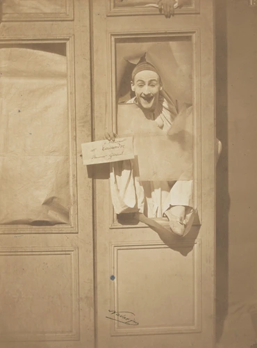Adrien Tournachon - Pierrot enjambant une porte-fenêtre