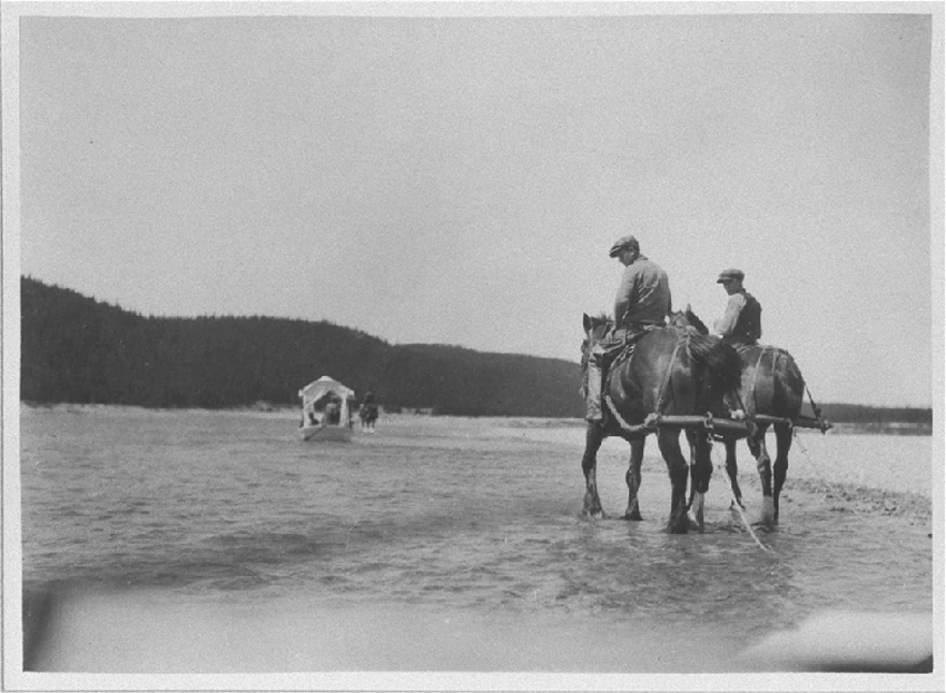 Anticosti, guides à cheval et barque traversant la rivière - Anonyme