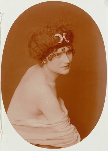 Charles Augustin Lhermitte - Portrait d'une jeune femme coiffée d'un bandeau pré...